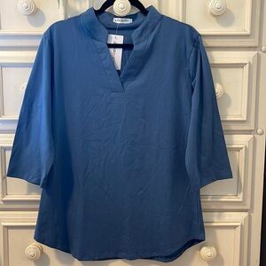 NWT Ladies Ceasikery Ladies V-Neck Top.